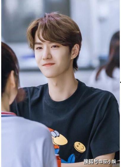 圈内爆料王一博恋情曝光,神秘女友身份引热议  第2张